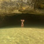 Sónia Araújo Instagram - Já faltava a ballet pose da praxe! 💃 Continuo por aqui a banhos, em bikini mood… E pelo meu ar, está a ser muito difícil ☀️😅😎 Até já meus doces! Carvoeiro, Faro, Portugal