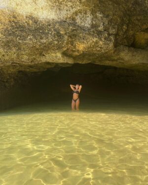 Sónia Araújo Instagram - Já faltava a ballet pose da praxe! 💃
Continuo por aqui a banhos, em bikini mood…
E pelo meu ar, está a ser muito difícil ☀️😅😎
Até já meus doces!
