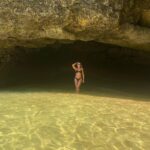 Sónia Araújo Instagram - Já faltava a ballet pose da praxe! 💃 Continuo por aqui a banhos, em bikini mood… E pelo meu ar, está a ser muito difícil ☀️😅😎 Até já meus doces! Carvoeiro, Faro, Portugal