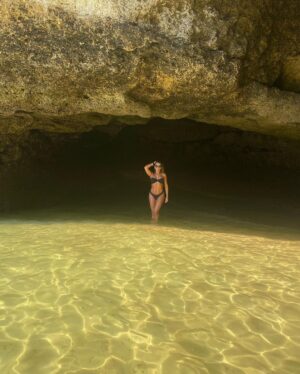 Sónia Araújo Instagram - Já faltava a ballet pose da praxe! 💃
Continuo por aqui a banhos, em bikini mood…
E pelo meu ar, está a ser muito difícil ☀️😅😎
Até já meus doces!