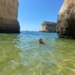 Sónia Araújo Instagram - Já faltava a ballet pose da praxe! 💃 Continuo por aqui a banhos, em bikini mood… E pelo meu ar, está a ser muito difícil ☀️😅😎 Até já meus doces! Carvoeiro, Faro, Portugal