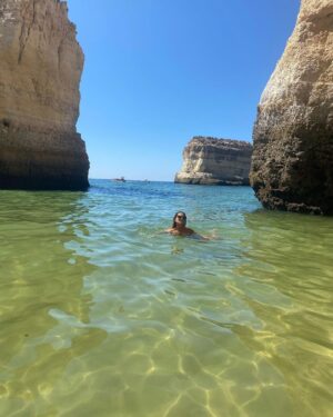 Sónia Araújo Instagram - Já faltava a ballet pose da praxe! 💃
Continuo por aqui a banhos, em bikini mood…
E pelo meu ar, está a ser muito difícil ☀️😅😎
Até já meus doces!