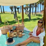 Sónia Araújo Instagram - Já vos disse que adoro este Spot ? Têm mesmo que vir a dois ou em família , aliás os meus filhos têm memórias deste lugar desde que são pequenos e estão sempre desejosos de voltar . É um Resort sim, mas tenho a praia a dois passos, tenho natureza à minha volta , tenho tranquilidade , não há confusões. Adoramos o Algarve e este ano estamos a demorar-nos um pouco mais por cá do que é costume. O nosso país é incrível , tem tudo! Todos sabem que praia é sempre a minha preferência no que toca a férias e as nossas são maravilhosas . Viajarmos juntos é mesmo uma das melhores heranças emocionais e de conhecimento que podemos deixar aos nossos filhos. Vou partilhando estes meus dias e obrigada por estarem desse lado sempre a acrescentar-me! Um obrigada especial à “ minha fotógrafa oficial” destas férias, a minha filha ❤️ que disse que era uma pena estas fotos ficarem só no rolo de câmara 😂😍 #NAUSalgadosDunasSuites #ferias NAU Salgados Dunas Suites