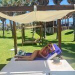 Sónia Araújo Instagram - Já vos disse que adoro este Spot ? Têm mesmo que vir a dois ou em família , aliás os meus filhos têm memórias deste lugar desde que são pequenos e estão sempre desejosos de voltar . É um Resort sim, mas tenho a praia a dois passos, tenho natureza à minha volta , tenho tranquilidade , não há confusões. Adoramos o Algarve e este ano estamos a demorar-nos um pouco mais por cá do que é costume. O nosso país é incrível , tem tudo! Todos sabem que praia é sempre a minha preferência no que toca a férias e as nossas são maravilhosas . Viajarmos juntos é mesmo uma das melhores heranças emocionais e de conhecimento que podemos deixar aos nossos filhos. Vou partilhando estes meus dias e obrigada por estarem desse lado sempre a acrescentar-me! Um obrigada especial à “ minha fotógrafa oficial” destas férias, a minha filha ❤️ que disse que era uma pena estas fotos ficarem só no rolo de câmara 😂😍 #NAUSalgadosDunasSuites #ferias NAU Salgados Dunas Suites