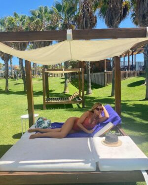 Sónia Araújo Instagram - Já vos disse que adoro este Spot ? 
Têm mesmo que vir a dois ou em família , aliás os meus filhos têm memórias deste lugar desde que são pequenos e estão sempre desejosos de voltar . 
É um Resort sim, mas tenho a praia a dois passos, tenho natureza à minha volta , tenho tranquilidade , não há confusões. 
Adoramos o Algarve e este ano estamos a demorar-nos um pouco mais por cá do que é costume. O nosso país é incrível , tem tudo! Todos sabem que praia é sempre a minha preferência no que toca a férias e as nossas são maravilhosas .
Viajarmos juntos é mesmo uma das melhores heranças emocionais e de conhecimento que podemos deixar aos nossos filhos. 
Vou partilhando estes meus dias e obrigada por estarem desse lado sempre a acrescentar-me! 
Um obrigada especial à “ minha fotógrafa oficial” destas férias, a minha filha ❤️ que disse que era uma pena estas fotos ficarem só no rolo de câmara 😂😍
#NAUSalgadosDunasSuites #ferias