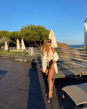 Sónia Araújo Instagram - Estes dias no @grande_real_santa_eulalia foram maravilhosos! O hotel tem tudo o que eu aprecio: é em cima da praia, tem bons restaurantes, boas piscinas, toda a envolvência é convidativa. O staff é sempre atencioso. 
Muito obrigada por toda a simpatia que tiveram comigo e com a minha família. 
Agradecimentos especiais à directora  Karine Brites, à Inês  e Patrícia.
