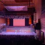 Sónia Araújo Instagram - Amanhã e nos próximos dias muitas de nós ( na foto) vão falar desta noite, da experiência de pisar de novo o palco enquanto alunas da Academia @pirmintreku . A escola celebrou 60 anos e convidou ex-alunas a participar no momento final num clássico com todo o elenco. Cerca de 160 bailarinos em palco é qualquer coisa! Amanhã vamos rir e chorar ao rever as imagens… Mas a magia, a essência do que representa dançar, essa vai durar mais uns bons anos e entranhar-se para a vida! 💃