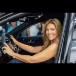 Sónia Araújo Instagram - Como vai ser o vosso fim de semana? A passear , a trabalhar? Contem-me 👀 Ontem foi apresentado o novo Classe E, o modelo mais tecnológico de sempre da @mercedesbenz_pt Obrigada a todos que estiveram na @sociedade_comercial_c_santos da Boavista! O @toze_perfume e eu ainda apresentámos o nosso dueto “Tudo ou nada“ 🤗🎤