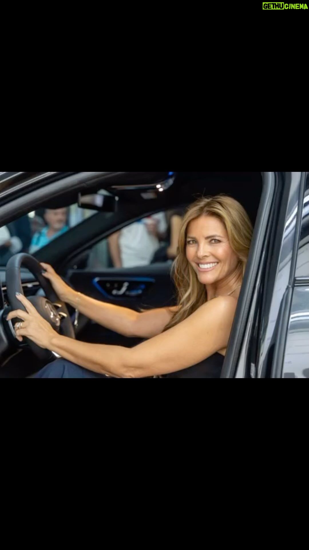 Sónia Araújo Instagram - Como vai ser o vosso fim de semana? A passear , a trabalhar? Contem-me 👀 Ontem foi apresentado o novo Classe E, o modelo mais tecnológico de sempre da @mercedesbenz_pt Obrigada a todos que estiveram na @sociedade_comercial_c_santos da Boavista! O @toze_perfume e eu ainda apresentámos o nosso dueto “Tudo ou nada“ 🤗🎤