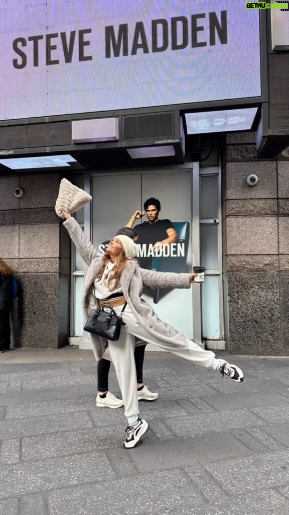 Sónia Araújo Instagram - Está nas entranhas, não há hipótese! 💃 Esta tendência de fotografar poses de dança em todos os sítios que vou Qualquer dia faço uma coleção 😂