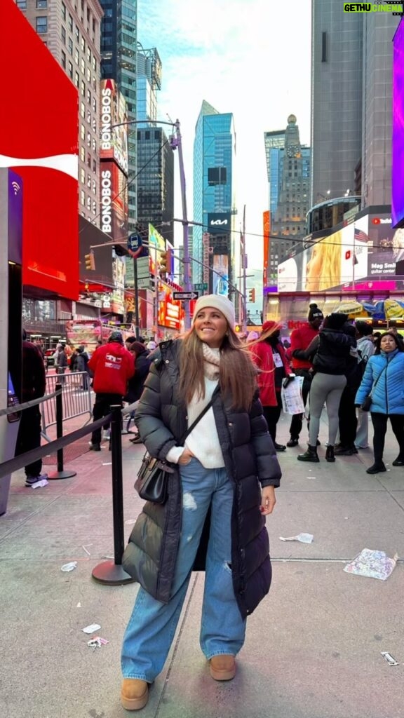 Sónia Araújo Instagram - Mais uma voltinha por NYC Enquanto estou em casa à lareira 🏠
