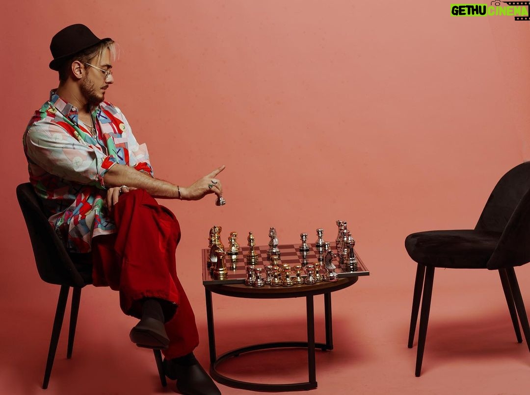 Saad Lamjarred Instagram - Pretending to play a chess game , I have no clue what I’m doing 🤪 #saadlamjarred#الله_يبارك_فعمر_سيدي #saadlamjarred1 #love_my_fans_forever_and_ever #love_my_parents_forever_and_ever
