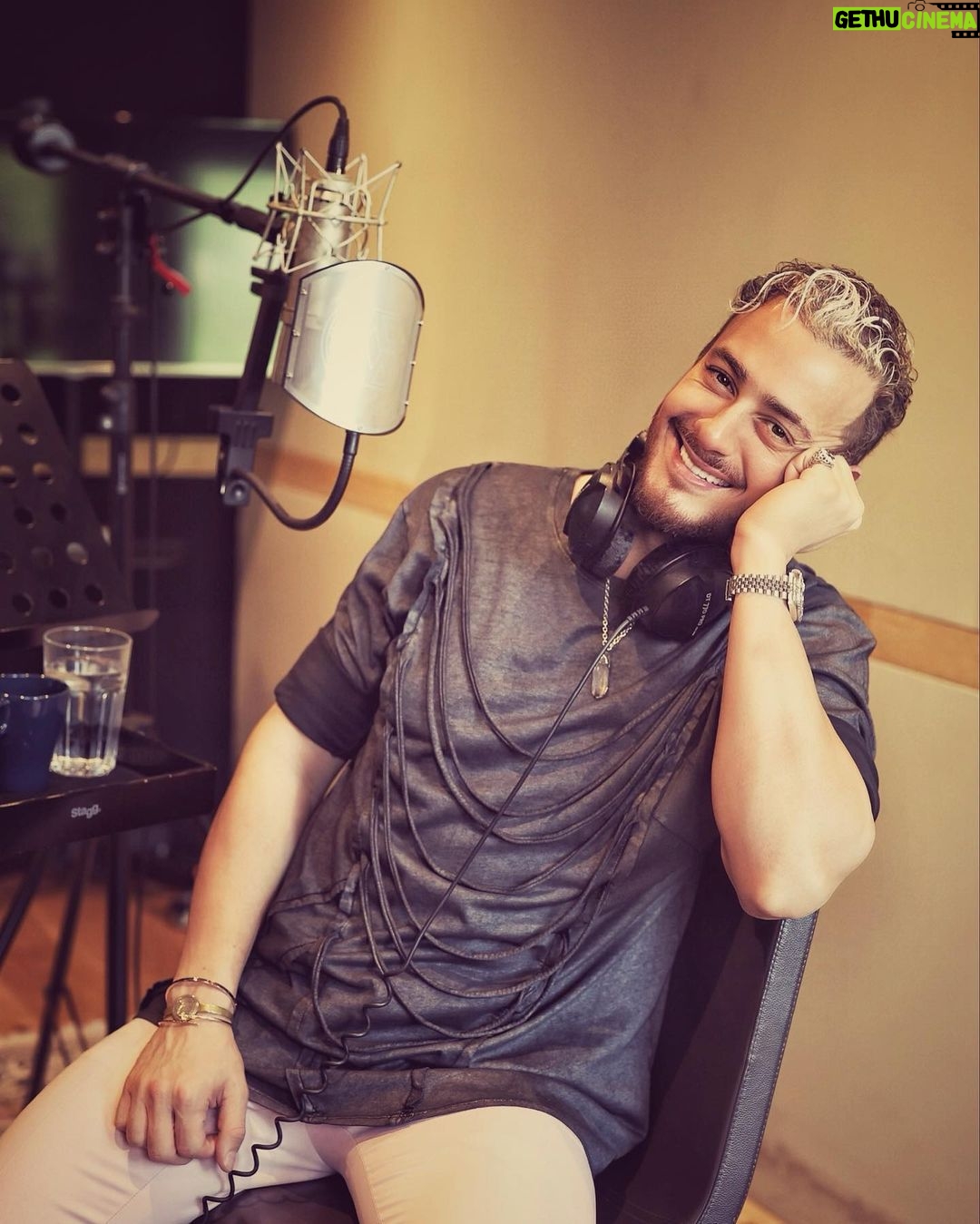 Saad Lamjarred Instagram - Getting warmed up a little , i’m about to drop a beautiful track for you soon #saadlamjarred1 @shreyaghoshal @anshul300 @raghav.sharma.14661 #saadlamjarred #love_my_fans_forever_and_ever #love_my_parents_forever_and_ever @playdmfofficial @zackary.art