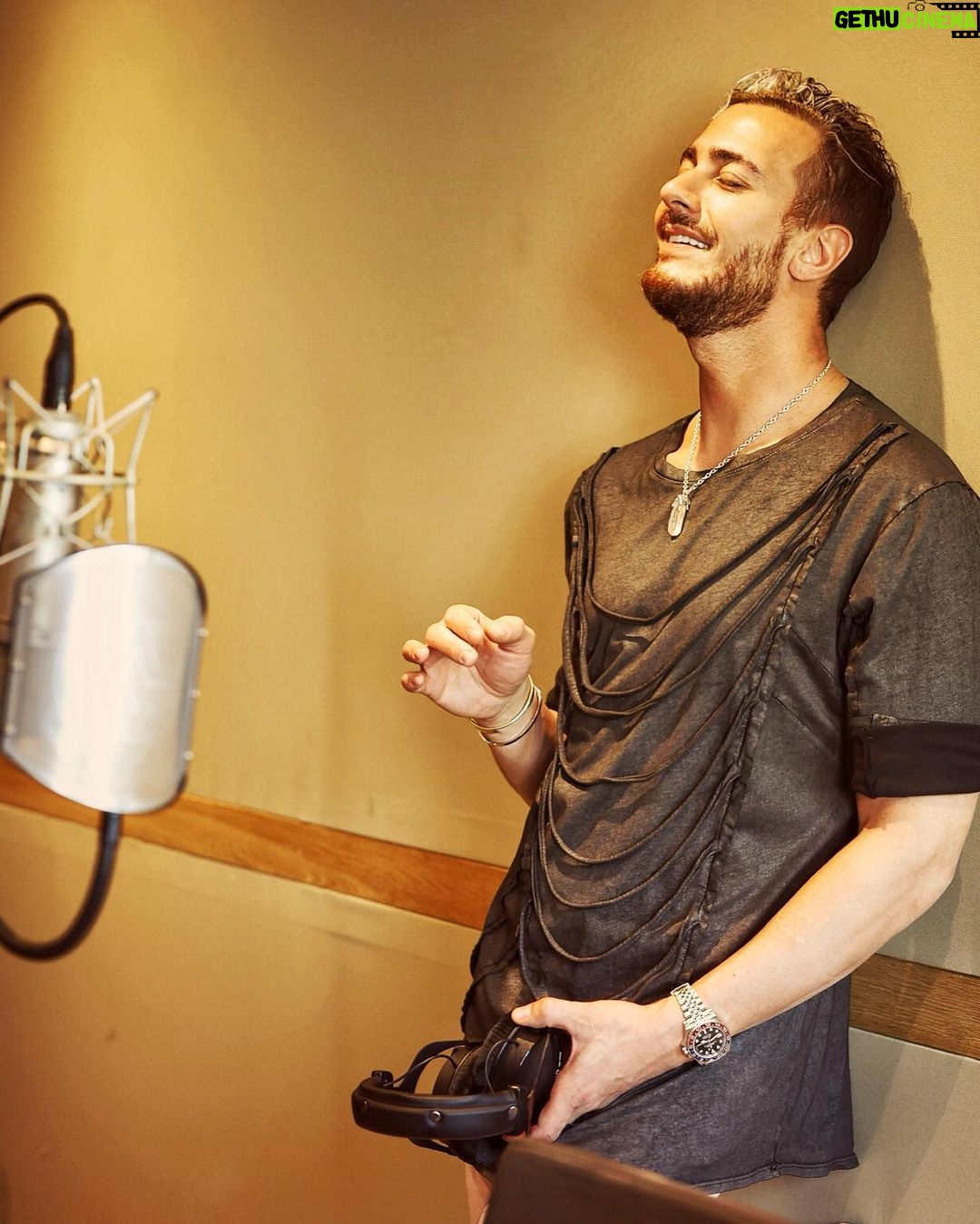 Saad Lamjarred Instagram - Getting warmed up a little , i’m about to drop a beautiful track for you soon #saadlamjarred1 @shreyaghoshal @anshul300 @raghav.sharma.14661 #saadlamjarred #love_my_fans_forever_and_ever #love_my_parents_forever_and_ever @playdmfofficial @zackary.art