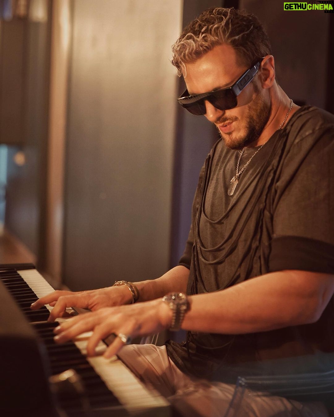 Saad Lamjarred Instagram - Getting warmed up a little , i’m about to drop a beautiful track for you soon #saadlamjarred1 @shreyaghoshal @anshul300 @raghav.sharma.14661 #saadlamjarred #love_my_fans_forever_and_ever #love_my_parents_forever_and_ever @playdmfofficial @zackary.art