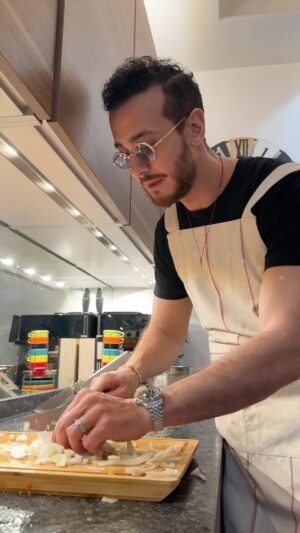 Saad Lamjarred Instagram - Cooking well doesn’t mean cooking fancy 😋 it was such a pleasure to see my family enjoying my food  #saadlamjarred1 #chef_saad#الله_يبارك_فعمر_سيدي ##love_my_parents_forever_and_ever #love_my_fans_forever_and_ever @karimbennis_