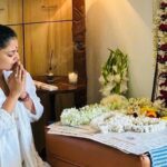 Saayoni Ghosh Instagram - মা, আজ থেকে বত্রিশ বছর আগে ঠিক এই দিনে তুমি আমাকে ভূলোকের আলো দেখিয়েছিলে, বত্রিশ বছর পর আজ ঠিক একই দিনে তোমাকে আমি ব্রহ্মলোকের আলোকপথে এগিয়ে দিলাম॥ তোমার আসীম জ্ঞান, বুদ্ধিমত্তা, সকল জীবের প্রতি পরম স্নেহ, পরোপকারি মন, সরল স্বভাব, অতি সাধারন জীবনযাপন, পরিবার পরিজনের প্রতি দায়িত্ববোধ, নিরলস কর্ম ও সংসার সাধনা, অপরিসীম সহ্যশক্তি, প্রাণ খুলে হাসার ক্ষমতা, আনন্দে থাকা ও আনন্দে রাখার ক্ষমতা আমাকে মন্ত্রমুগ্ধ করেছে বার বার॥ বছরের পর বছর শত মানসিক ও শারীরিক কষ্টকে উপেক্ষা করে হাসি মুখে লড়াই করে চলা, সত্যি এক সাধারণ মেয়ের অসাধারণ মা তুমি॥ গুরু বলেছেন, তুমি উত্তরায়ণের মুহুর্তে যাত্রা করেছো। একমাত্র খুব উচ্চমানের মানুষরাই এমন দিনে দেহ রাখার ভাগ্য পায়। তোমার আত্মা আলোক পথে চলে গেছে । সমস্ত কর্মের অবসান হয়েছে, পূর্ণ মুক্তি॥ পরম করুনাময় ঈশ্বরের চরনযুগলে শান্তিতে তোমার স্থান হোক, এই প্রার্থনা দিয়েই জন্ম মৃত্যুর এই বৃত্ত আজ সমপূর্ন করলাম॥ তোমার সকল শক্তিকে নিজের ভিতর ধারন করলাম, তোমার সকল অসম্পূর্ণ স্বপ্নকে পূর্ন করার প্রতিজ্ঞা করলাম॥ শুভ যাত্রা মা, শুভ জন্মদিন মিস ঘোষ॥