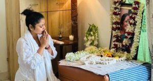 Saayoni Ghosh Instagram - মা, আজ থেকে বত্রিশ বছর আগে ঠিক এই দিনে তুমি আমাকে ভূলোকের আলো দেখিয়েছিলে, বত্রিশ বছর পর আজ ঠিক একই দিনে তোমাকে আমি ব্রহ্মলোকের আলোকপথে এগিয়ে দিলাম॥

তোমার আসীম জ্ঞান, বুদ্ধিমত্তা, সকল জীবের প্রতি পরম স্নেহ, পরোপকারি মন, সরল স্বভাব, অতি সাধারন জীবনযাপন, পরিবার পরিজনের প্রতি দায়িত্ববোধ, নিরলস কর্ম ও সংসার সাধনা, অপরিসীম সহ্যশক্তি, প্রাণ খুলে হাসার ক্ষমতা, আনন্দে থাকা ও আনন্দে রাখার ক্ষমতা আমাকে মন্ত্রমুগ্ধ করেছে বার বার॥ বছরের পর বছর শত মানসিক ও শারীরিক কষ্টকে উপেক্ষা করে হাসি মুখে লড়াই করে চলা, সত্যি এক সাধারণ মেয়ের অসাধারণ মা তুমি॥

গুরু বলেছেন, তুমি উত্তরায়ণের মুহুর্তে যাত্রা করেছো। একমাত্র খুব উচ্চমানের মানুষরাই এমন দিনে দেহ রাখার ভাগ্য পায়। 
তোমার আত্মা আলোক পথে চলে গেছে । সমস্ত কর্মের অবসান হয়েছে, পূর্ণ মুক্তি॥ 

পরম করুনাময় ঈশ্বরের চরনযুগলে শান্তিতে তোমার স্থান হোক, এই প্রার্থনা দিয়েই জন্ম মৃত্যুর এই বৃত্ত আজ সমপূর্ন করলাম॥ তোমার সকল শক্তিকে নিজের ভিতর ধারন করলাম, তোমার সকল অসম্পূর্ণ স্বপ্নকে পূর্ন করার প্রতিজ্ঞা করলাম॥

শুভ যাত্রা মা,
শুভ জন্মদিন মিস ঘোষ॥