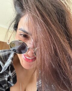 Saba Qamar Zaman Instagram - No makeup, no filters, Just pure me 🙃🤓
