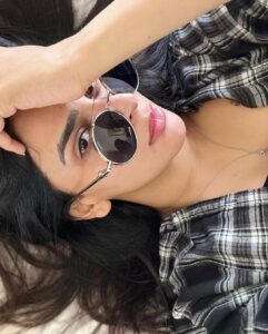 Saba Qamar Zaman Instagram - No makeup, no filters, Just pure me 🙃🤓