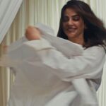Saba Qamar Zaman Instagram - That’s the thing about true, pure love; it consumes every ounce of your soul and yearns to be in union with the beloved. Get ready to experience a beautiful tale of ishq-e-haqeeqi with Pagal Khana. Pagal Khana starting from 29th January. Watch every Monday to Thursday at 9 pm only on Green TV!