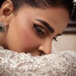 Saba Qamar Zaman Instagram - Eyes full of dreams 💫 👗 @sairarizwan_official 💄 @nauman_mua 📸 @waqar_ahmed_butt