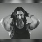 Sabina Mazo Instagram – En jiujitsu es muy importante no dar la espalda, porque te pueden someter o simplemente caes en una “mala” posición, así que siempre es bueno dar la cara al oponente y así estar protegido y listo para atacar. Lo mismo en la vida, cuando tengas un problema es mejor dar la cara y enfrentarlo y nunca dar la espada. Las veces que no enfrento las cosas de frente es cuando más me he jodido… así que que ya saben… 😁
–
In jiujitsu is very important to not give your back, cause you can be submitted or end up in a very bad position. Same in life, you better face that problem that you have rather than giving the back, cause that won’t solve anything. 😁