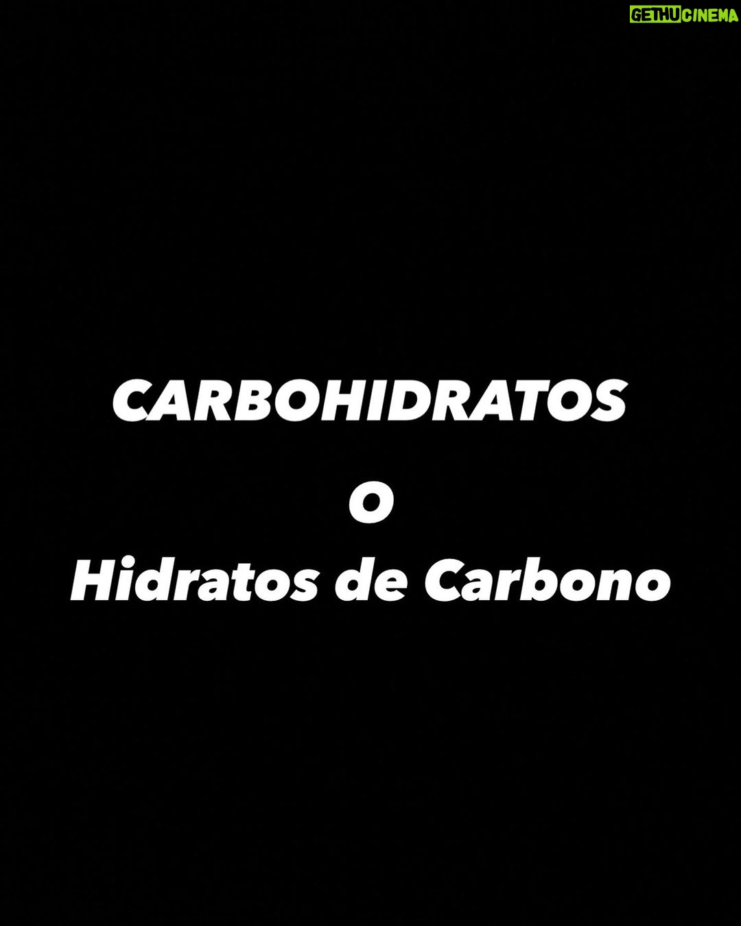 Sabina Mazo Instagram - Los carbohidratos, junto con las grasas y las proteínas, son los tres macro nutrientes esenciales que el cuerpo necesita para funcionar. Tanto los carbohidratos complejos, como los carbohidratos simples, aportan energía al cuerpo, con la diferencia que los carbohidratos complejos aportan fibra, algo de proteína, vitaminas y minerales. Carbohidratos simples (azúcares simples): son absorbidos y convertidos en energía rápidamente. incluidas la fructosa, la glucosa y la lactosa, que también están presentes en las frutas enteras. Carbohidratos complejos (o almidones): presentes en alimentos como las verduras con almidón, los cereales integrales, tubérculos y arroz Entonces, ¿de qué manera procesa nuestro organismo los carbohidratos y el azúcar? Todos los carbohidratos se descomponen en azúcares simples, que se absorben en el torrente sanguíneo. A medida que el nivel de azúcar se eleva, el páncreas libera la hormona insulina, que es necesaria para mover el azúcar de la sangre a las células, donde puede ser usada como energía. Los carbohidratos de algunos alimentos (principalmente los que contienen azúcares simples y cereales altamente refinados, como la harina blanca y el arroz blanco) se descomponen fácilmente y hacen que los niveles de azúcar en la sangre se eleven rápidamente. Los carbohidratos complejos (presentes en los cereales integrales), por el contrario, se descomponen más lentamente y permiten que el nivel de azúcar se incremente gradualmente. #nutricion #nutricionista #carbohidratos #carbs #carbohidratocomplejo #carbohidratosimple