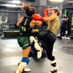 Sabina Mazo Instagram - Um dia de sparring normal entre eu e a @sabinamazo😈⚔️ Quem é o seu parceiro de treino que vocês saem sempre na porrada? Deixa nos comentários ☺️ ————————————————————— #sparringwars #boxingsparring #sparringsession #sparringpartner #sparringboxing #mmasparring #workout #workouts #champions #sparringday #ufc #mmalifestyle #viralvideos #kickboxing #martialartstraining #wrestling #kungfu #taekwondo #combatsports #fighting #martialarts #mmaworld #mma #muaythaisparring @sparringhighlights @damadeferromma @elsparring #sparring #mmafighter #ufcfighter #sparrwars #mmaworld #mmatraining