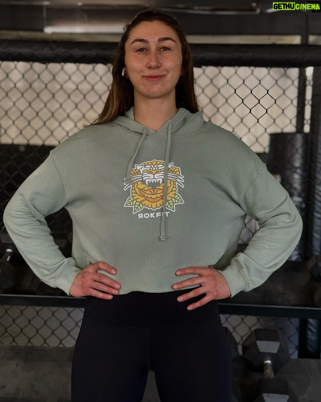 Sabina Mazo Instagram - New apparel from @rokfit I’ll be showing my favorite pieces! 👌🏼 but for sure I’m in love with the hoodies 💚🩶