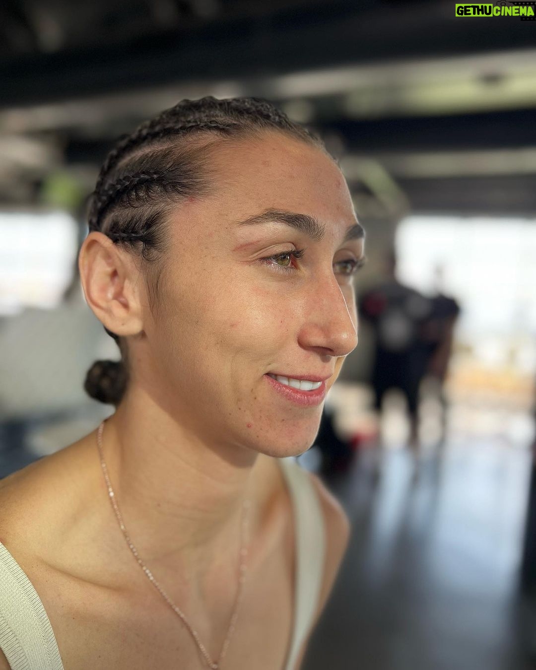 Sabina Mazo Instagram - Han sido 10 años desde que empecé a entrenar. 10 años de experiencia. De subidas y bajadas. De alegrías, tristezas, de conocer muchas personas que me han ayudado a crecer. Estoy muy agradecida con este deporte y con la trayectoria que llevo, siento que es solo el comienzo y que aunque falta mucho por lograr, me siento satisfecha con todo lo que he construido. #mazo #mma #womensmma #colombia #cali #sabinamazo #mazo2.0