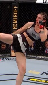 Sabina Mazo Instagram - Fear the @sabinamazo head kick, she finishes fights that way. We may have Sabina fight news to announce soon 👀 For those of you who want to kick like her, she teaches our public striking classes tonight. 6PM - Beginners 7PM - Advanced Come get it. PT: Temam o chute na cabeça de @sabinamazo, ela finaliza suas lutas dessa forma. Para aqueles que querem chutar como ela, ela dá nossas aulas públicas de striking hoje à noite. 6PM - Iniciantes 7PM - Avançado Venha conferir. #BlackHouseMMA #sabinamazo #headkick #headkickknockout #knockout #tko #professionalfighter #ufcfighter #lfafighting #muaythai #fightlikeagirl #mmagirls #mmalifestyle #fighthighlight #highlightreel #mmagym #ufcfoghter #flyweight #womenwhofight Black House MMA