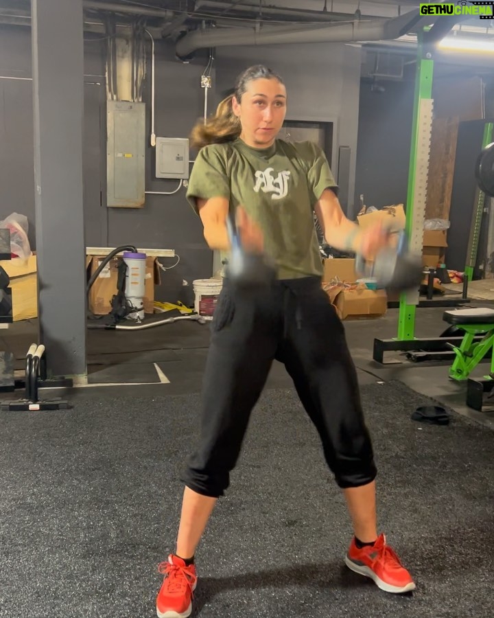 Sabina Mazo Instagram - Shoutout to my badass sponsor @rokfit I looked on point in fight camp because of you guys. They have new collection coming soon. (The best audio is from the second video 🤣 @pieralafiera and @jacqueline.cavalcanti )