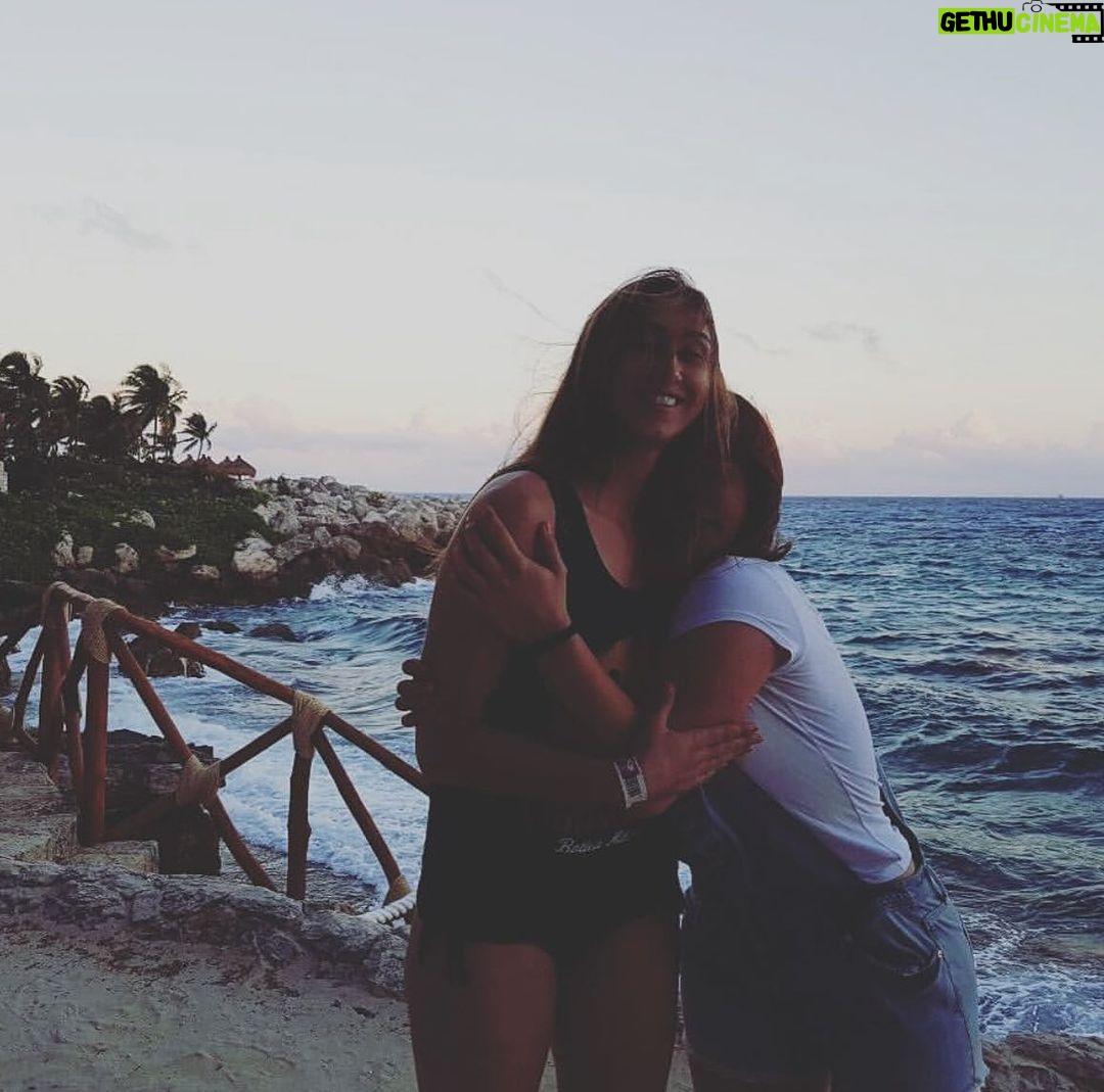 Sabina Mazo Instagram - Te amo hermanita!! Que la vida te siga sorprendiendo con mucho éxito, salud y mucha alegría. La vida me regaló una hermana como tú y agradezco por eso!!! ❤️ @marianamazo18