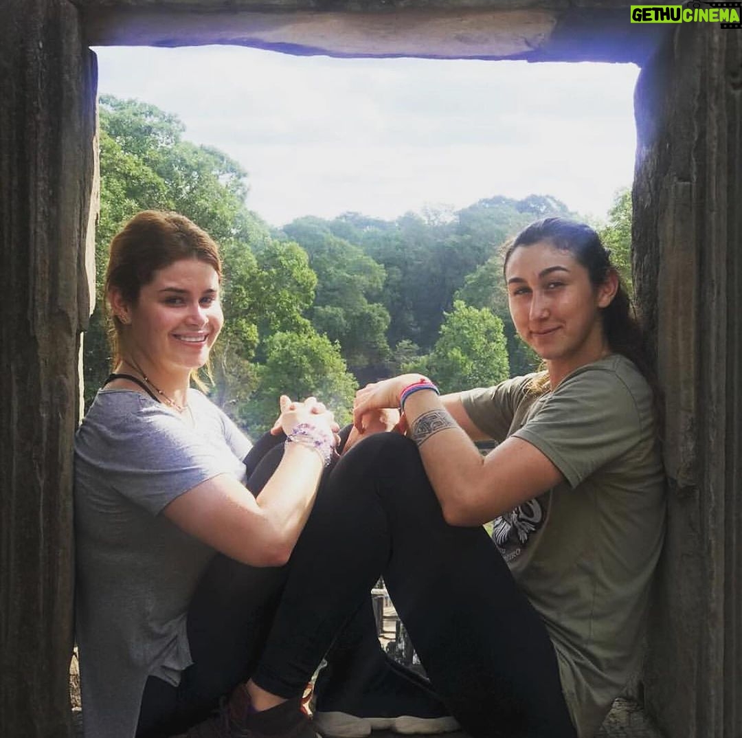 Sabina Mazo Instagram - Te amo hermanita!! Que la vida te siga sorprendiendo con mucho éxito, salud y mucha alegría. La vida me regaló una hermana como tú y agradezco por eso!!! ❤️ @marianamazo18