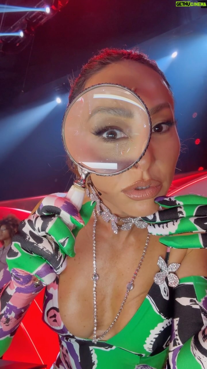 Sabrina Sato Instagram - A cada palpite, uma nova confusão na minha cabeça 😂 Hoje é dia da gente se divertir no @maskedsingerbr 💚💜