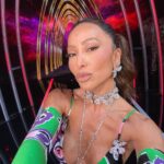 Sabrina Sato Instagram - Lupas, anotações e atenção aos detalhes! 🔍 🦹‍♀️ Nesse domingo tem @maskedsingerbr na @tvglobo 💜