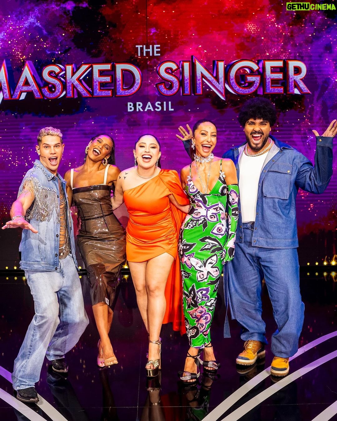 Sabrina Sato Instagram - Lupas, anotações e atenção aos detalhes! 🔍 🦹♀️ Nesse domingo tem @maskedsingerbr na @tvglobo 💜