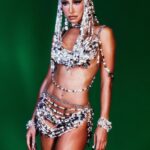 Sabrina Sato Instagram - Hoje tem mais! 2 desfiles, Rio e SP! Às 22h nossa @unidosdevilaisabel vai agitar a Sapucaí e as 03:20 @gavioesoficial vai fechar o Carnaval de SP!! 😅🥰🩵🖤 Vamos com tudo e parabéns pra todas as escolas!!!! #Carnaval #CarnavalDaSabrina