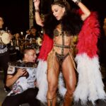 Sabrina Sato Instagram - COOORREEEE! Por aqui o carnaval já começou e a gente vai driblando o tempo e sambando na correria 😅 Hoje estreia episódio inédito do reality #CarnavalDaSabrina no @gnt @globoplay! 😀😍