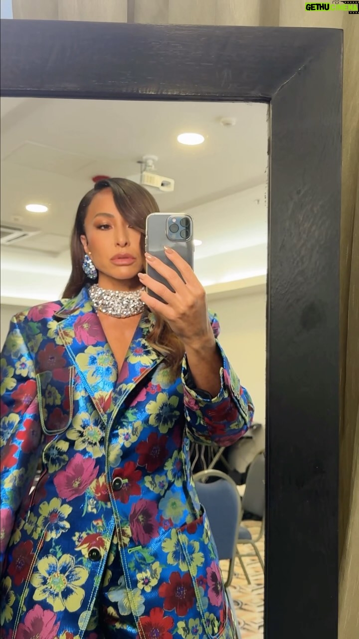 Sabrina Sato Instagram - Peguem as lupas, liguem a TV que o show da magia vai começar no @maskedsingerbr 🔍 💜
