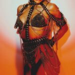 Sabrina Sato Instagram - Vai meu Gavião, voa pro espaço sideral Vai meu Gavião, no infinito carnaval 🦅🖤🤍 É dia de Ensaio Técnico da nossa @gavioesoficial em SP! Vamos com tudo!!! #Carnaval #CarnavalDaSabrina