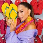 Sabrina Sato Instagram - 2 reais ou um presente misterioso? 👀 @Havaianas me convidou para presentear uma galera que passou pela rua da loja conceito da marca, em São Paulo. E @mathroldao foi meu cúmplice nessa brincadeira. 🚨 Spoiler: teve leveza, conforto e durabilidade para todo mundo que topou brincar com a gente! Dá o play para conferir os melhores momentos desse dia e me conta se você também aceitaria esse presente, quero saber! #SóHavaianasÉHavaianas •publicidade