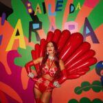 Sabrina Sato Instagram - Celebrando os 10 anos do #BaileDaArara com meu gin da vida @beefeaterbrasil! ♥️ #SeuLadoBDoVerão #VerãoBeefeter #TheSpiritOfLondon #BebaComModeração 🔞 #Publicidade