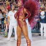 Sabrina Sato Instagram - VILA! Mais um Carnaval que emocionamos a Sapucaí com um desfile lindo e com a nossa bateria nota 10! Sábado tem mais @unidosdevilaisabel no Desfile das Campeãs! 🩵🤍 @swingueiradenoel @macacob_oficial @luiz97guimaraes