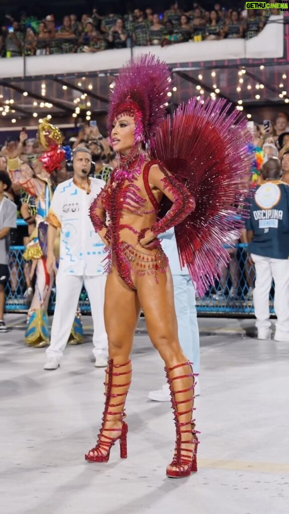 Sabrina Sato Instagram - VILA! Mais um Carnaval que emocionamos a Sapucaí com um desfile lindo e com a nossa bateria nota 10! Sábado tem mais @unidosdevilaisabel no Desfile das Campeãs! 🩵🤍 @swingueiradenoel @macacob_oficial @luiz97guimaraes