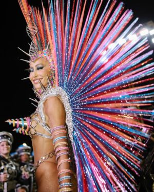Sabrina Sato Instagram - Nosso samba nas constelações ✨🖤
Foi lindo @gavioesoficial 🖤

#Carnaval #CarnavalDaSabrina #Gaviões #GaviõesDaFiel