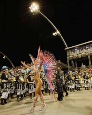 Sabrina Sato Instagram - Nosso samba nas constelações ✨🖤
Foi lindo @gavioesoficial 🖤

#Carnaval #CarnavalDaSabrina #Gaviões #GaviõesDaFiel