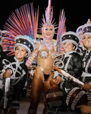Sabrina Sato Instagram - Nosso samba nas constelações ✨🖤
Foi lindo @gavioesoficial 🖤

#Carnaval #CarnavalDaSabrina #Gaviões #GaviõesDaFiel