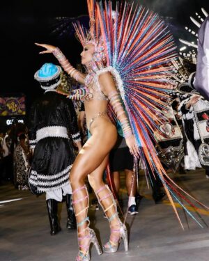 Sabrina Sato Instagram - Nosso samba nas constelações ✨🖤
Foi lindo @gavioesoficial 🖤

#Carnaval #CarnavalDaSabrina #Gaviões #GaviõesDaFiel